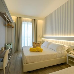Riviera Room Lateral Sea View